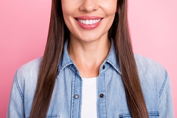 Smile Makeover: Crowns Or Veneers?